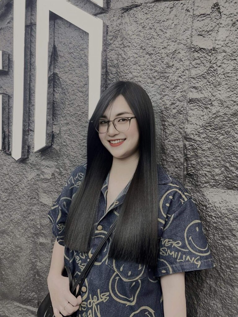 Khách nữ với mái tóc duỗi thẳng bóng mượt sau khi làm tại Nhật Tâm Hair Salon