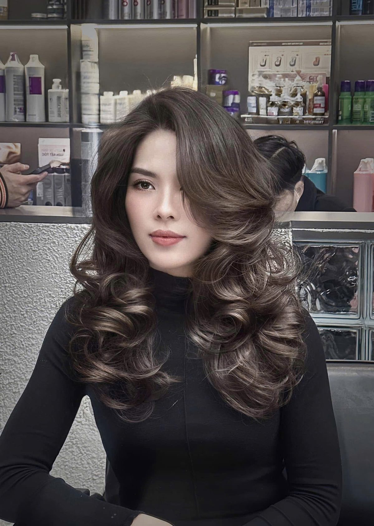 Khách nữ để tóc mái bay tự nhiên sau khi cắt tại Nhật Tâm Hair Salon