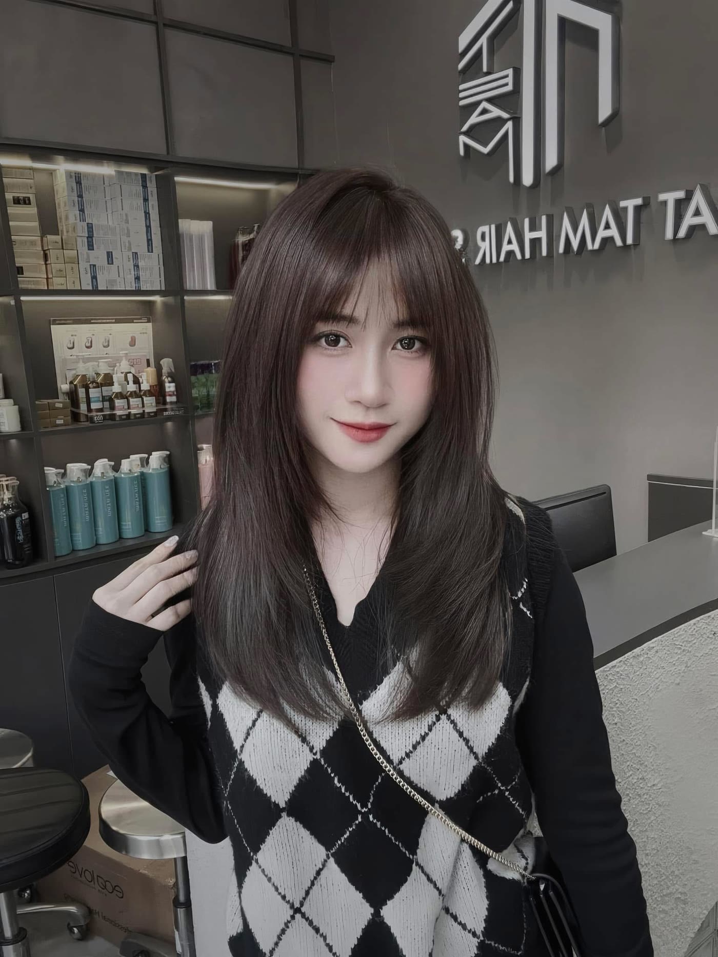 Phạm Nhật Tâm làm việc tại salon, minh hoạ kỷ luật trong nghề tóc