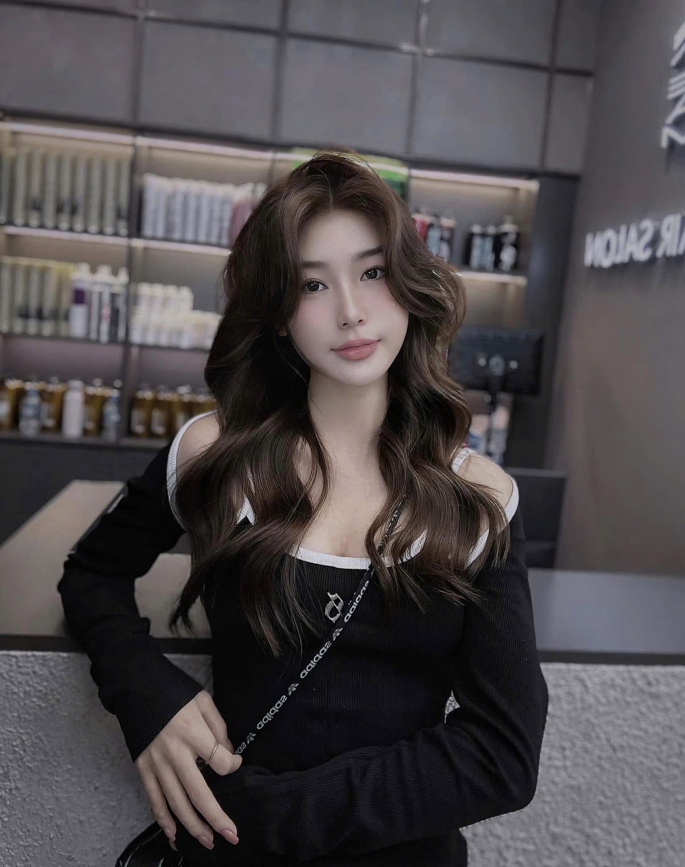 Uốn sóng lơi là gì và khách nữ uốn sóng lơi tại Nhật Tâm Hair Salon