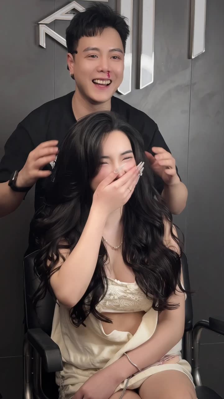 Stylist Nhật Tâm kiểm tra kiểu tóc pixie hoàn thiện, hướng dẫn tạo kiểu cho khách