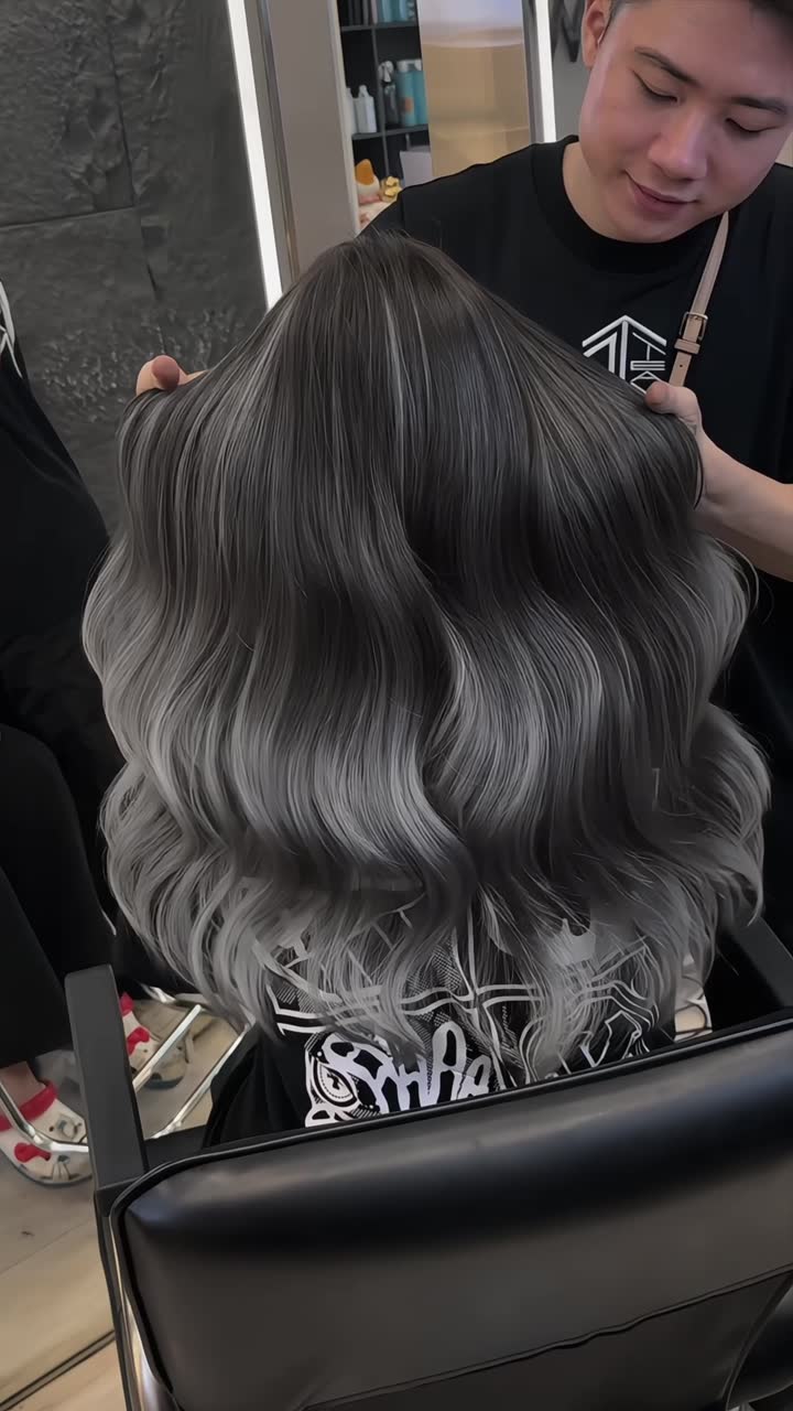 Khách nữ hài lòng tại salon tóc nữ gần đây Nhật Tâm