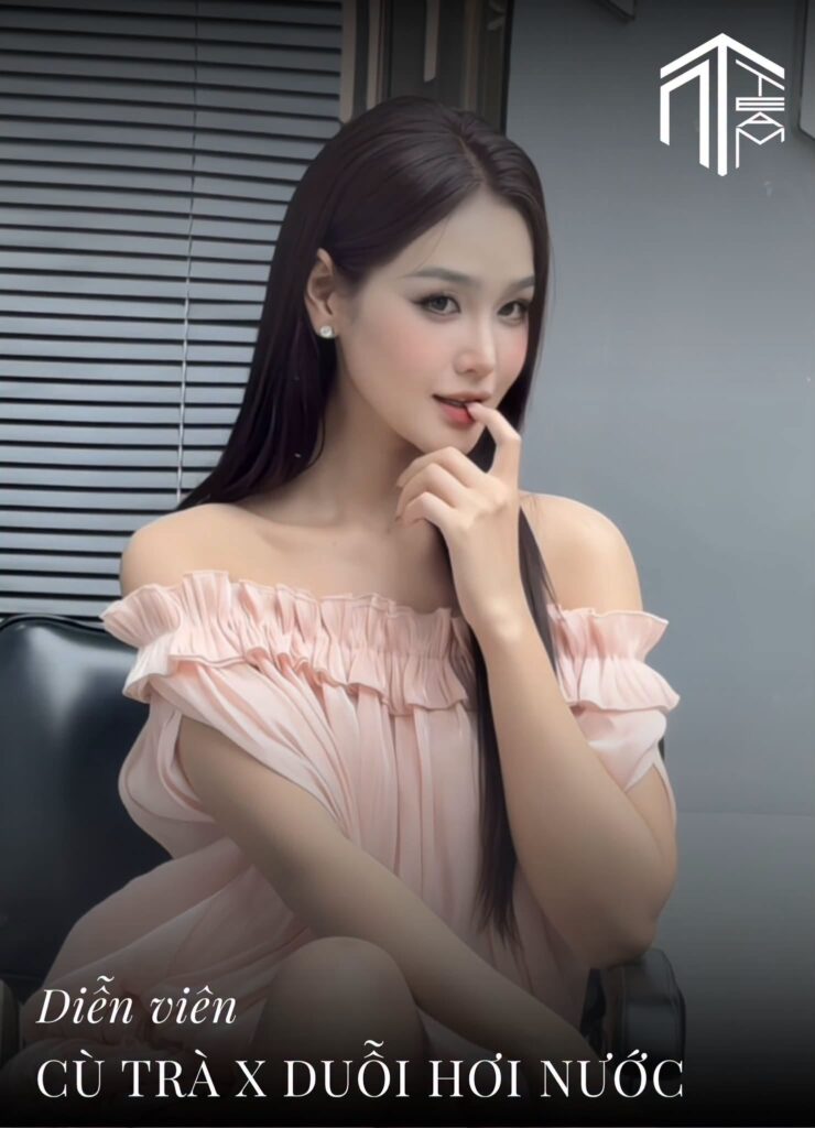 Thợ kiểm tra nếp tóc sau khi duỗi hơi nước tại Nhật Tâm Hair Salon