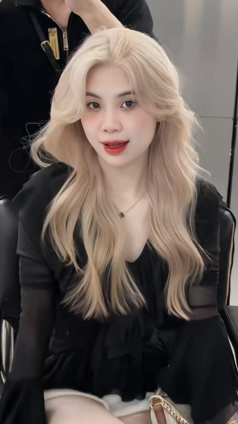 Tóc nhuộm bạch kim Y2K sáng màu tại Nhật Tâm Hair Salon