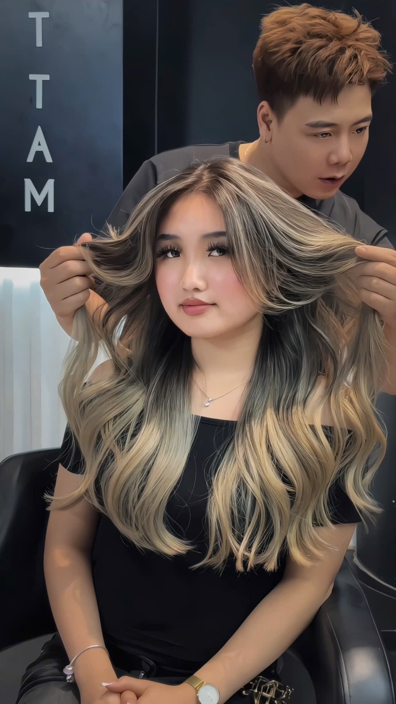 Thợ Nhật Tâm nâng mái tóc balayage khói vừa hoàn thiện cho khách