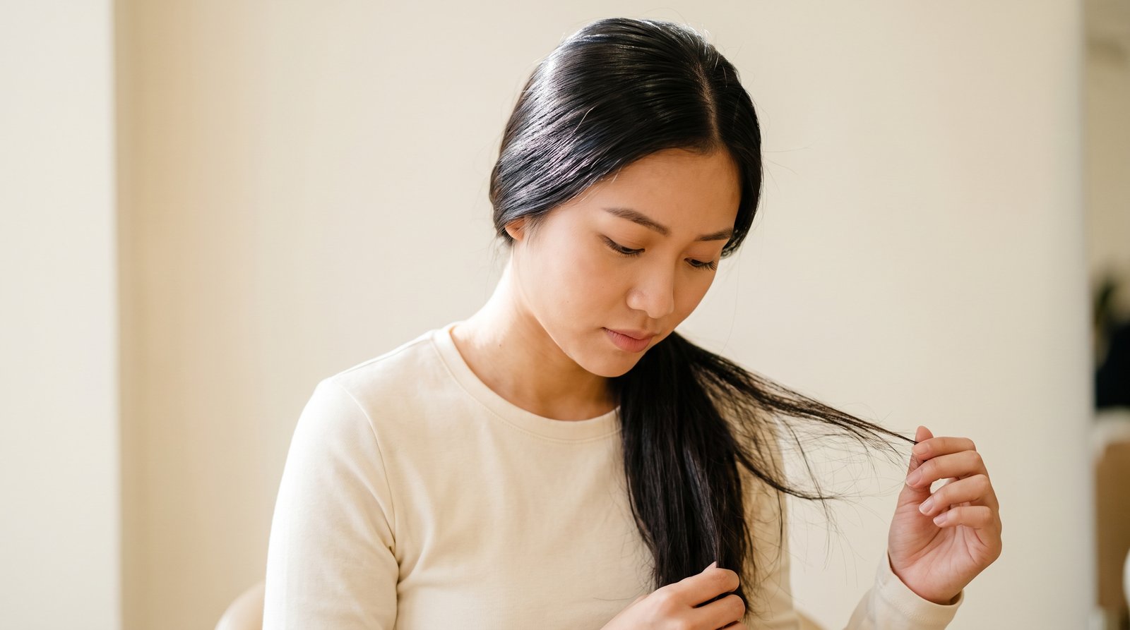 Đuôi tóc mỏng đi là dấu hiệu rụng tóc bất thường cần chú ý