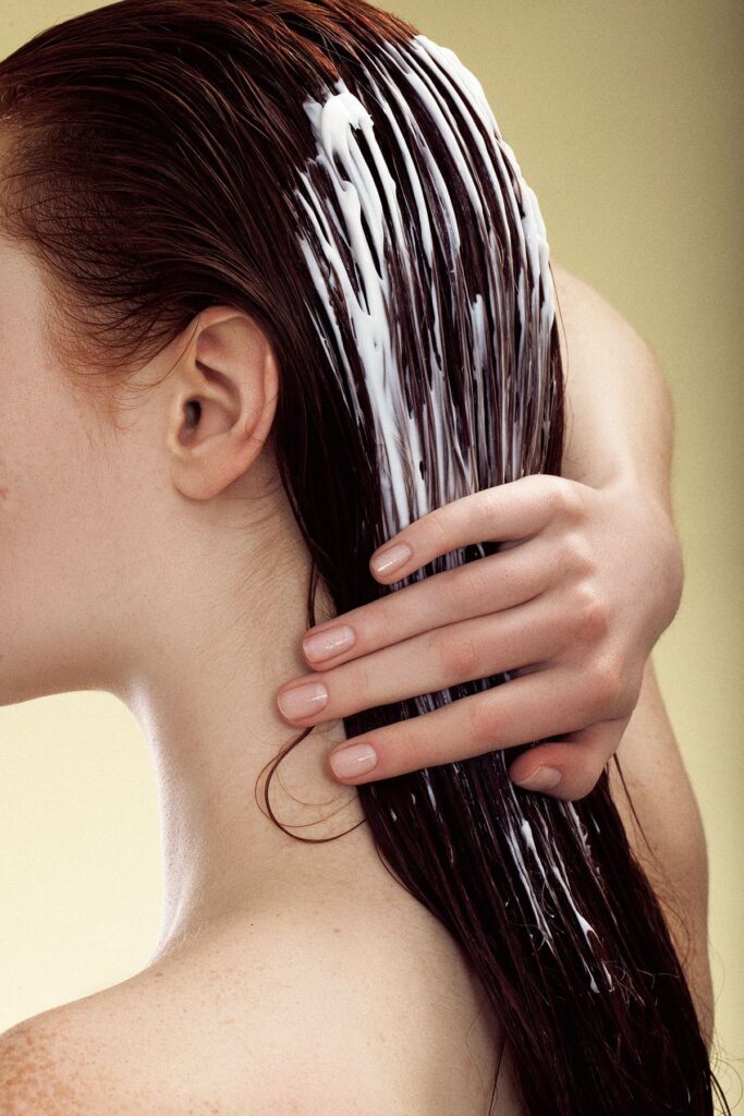 Thoa kem hấp lên thân tóc theo từng lọn để dưỡng chất ngấm đều