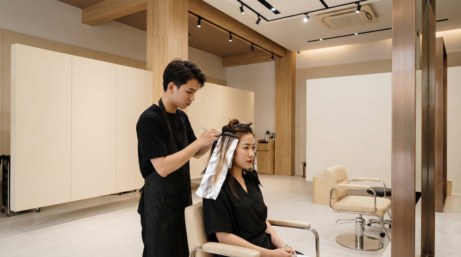 Quy trình làm money piece tẩy sáng hai lọn tóc ôm mặt tại salon