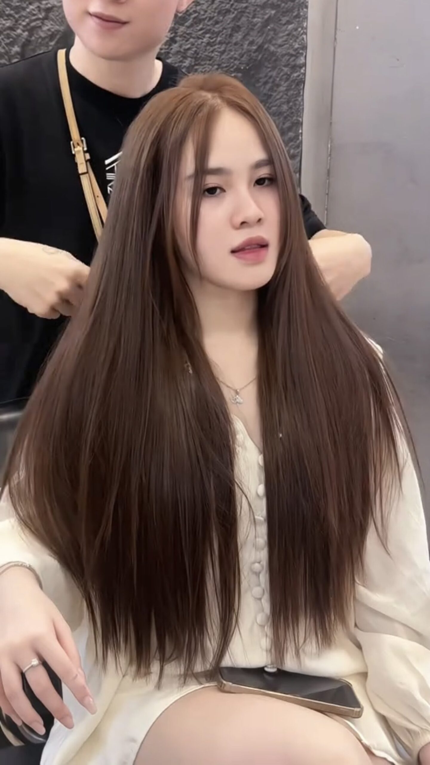 Sắc nâu rosewood trầm ấm cho phụ nữ ngoài 30 tại Nhật Tâm Hair Salon