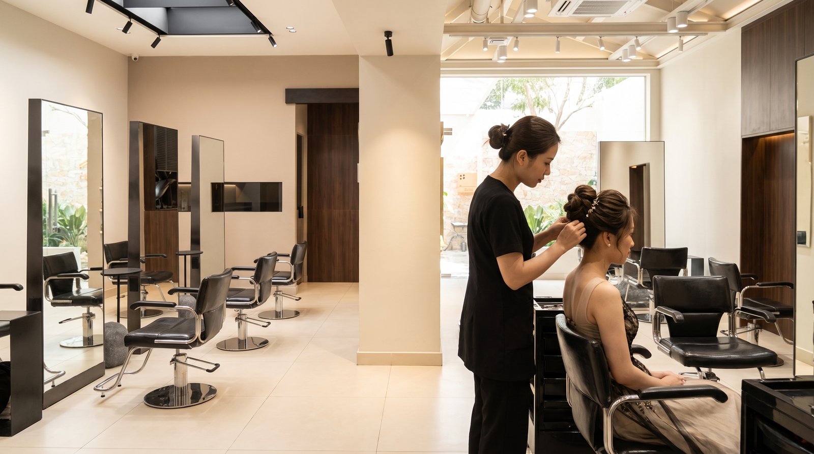Stylist Nhật Tâm cài búi tóc cho khách trước ngày sự kiện