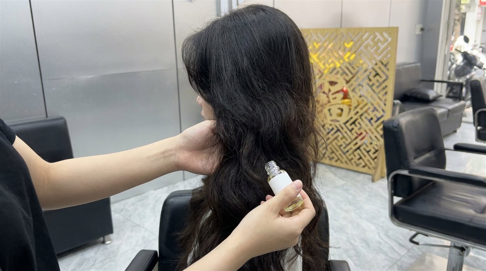 Thợ tóc thoa dầu dưỡng lên phần ngọn, cách chăm tóc theo độ xốp