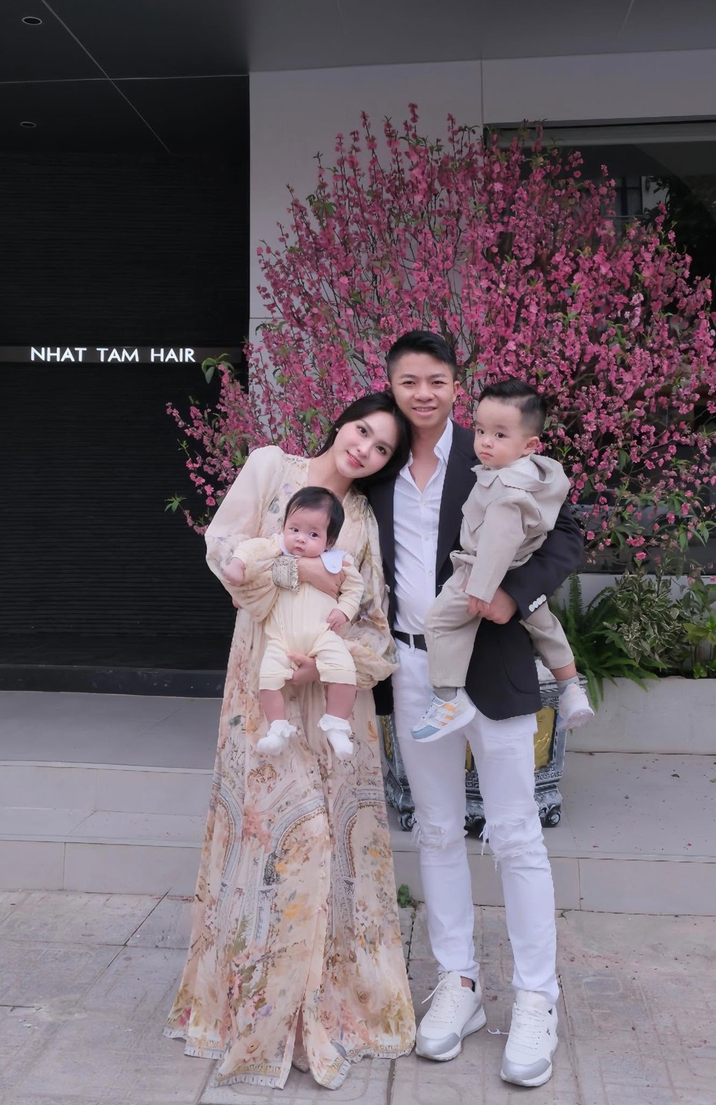 Phạm Nhật Tâm cùng vợ và hai con trước Nhật Tâm Hair Salon