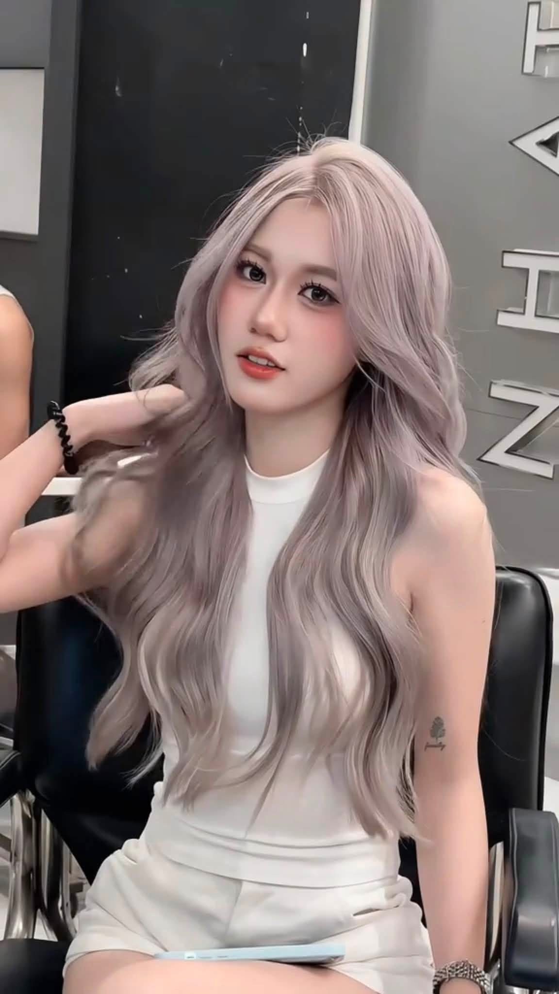 Sắc tím khói lên màu dưới ánh đèn salon Nhật Tâm