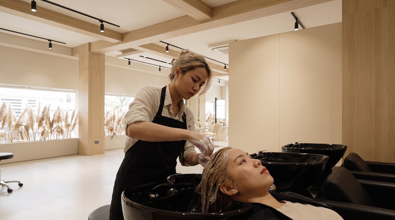 Thoa kem ủ cho tóc tẩy nhuộm tại khu gội salon Nhật Tâm