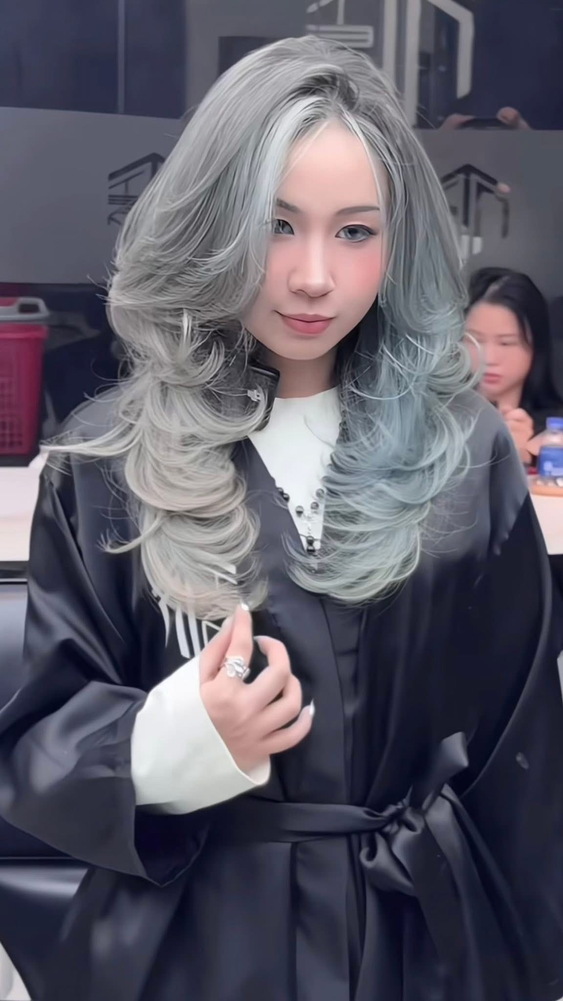Tóc nhuộm xám khói ánh bạc dài uốn sóng tại Nhật Tâm Hair Salon