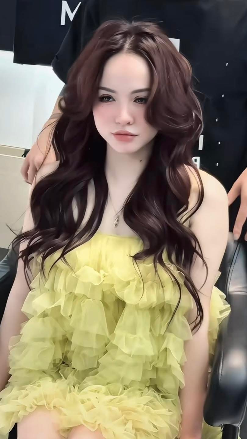 Mặt to uốn sóng lơi dài, sóng bắt đầu từ dưới cằm nên gương mặt trông thon hơn