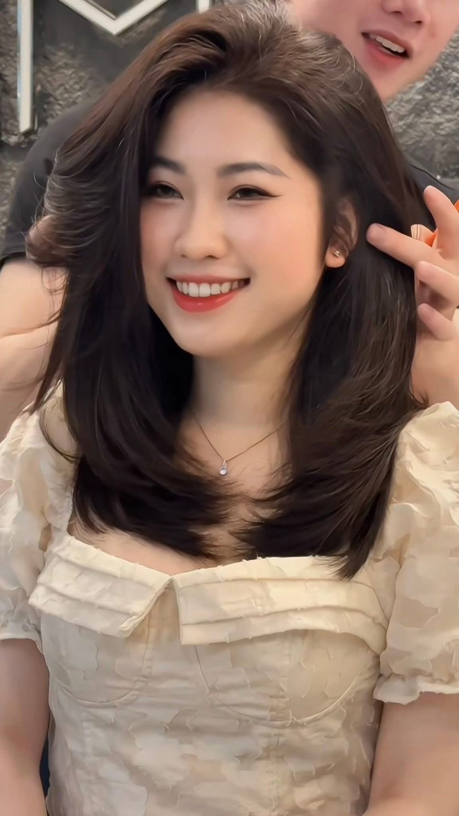 Mặt tròn với layer dài uốn cụp bồng kiểu Hàn, phần đỉnh đầu được sấy phồng
