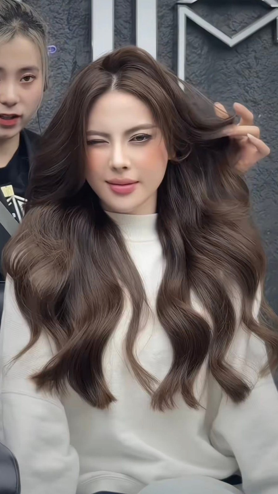 Nâu trà sữa pha chút ánh vàng, tóc uốn sóng lơi