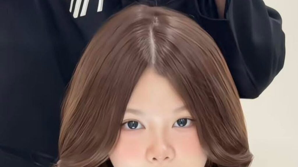 Tóc nhuộm nâu trà sữa sáng ấm, dài qua vai, làm tại Nhật Tâm Hair Salon