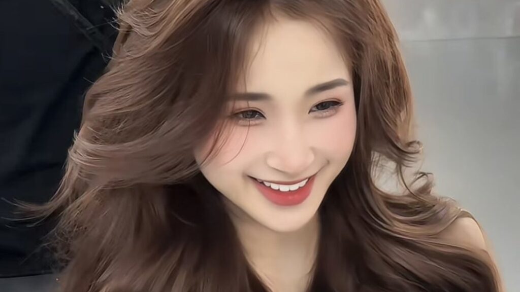 Tóc xoăn tự nhiên trước khi duỗi thẳng tại Nhật Tâm Hair Salon