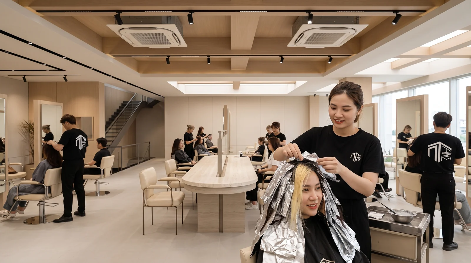 Thợ mở một lá foil kiểm tra độ sáng của nền tóc trong lúc nâng nền tại salon