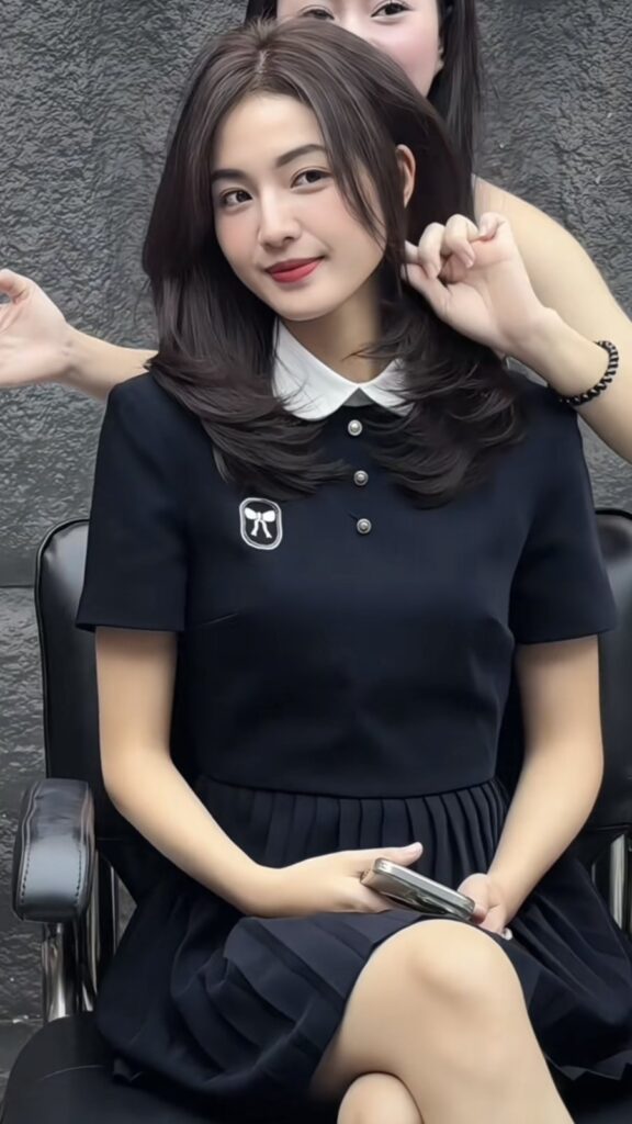 Hush cut nhẹ rẽ ngôi giữa không mái, lớp layer ôm quanh gò má của khách tại Nhật Tâm
